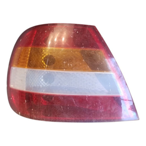 Lanterna Traseira Fiat Siena 2001 A 2003 Detalhe